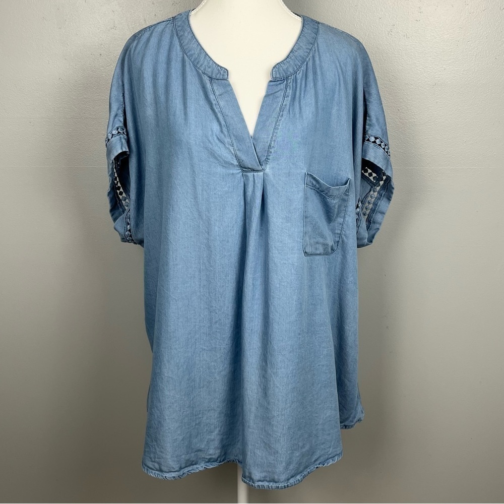 Flower & Feather 100% Lyocell notch neck chambray blue, size 3XL.